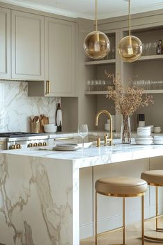 Kitchen Gold Accents, Kitchen Island And Bar, Latest Kitchen Designs Modern, Kitchen Italy, Modern Marble Kitchen, Modern Fixtures, Elegant Kitchen Design, Latest Kitchen Designs