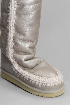 Eskimo 40 low heels boots in beige suede, round toe, slip on, stitching detail, metal leather detail, rubber sole, 100% suede, Made in China Ysl Sandals, Low Heel Boots, Gucci Hat, Jimmy Choo Bag, Leather Detail, Heels Boots, Sneaker Wedge, Tory Burch Shoes, Beautiful Shoes