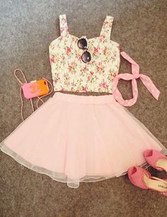 Floral Outfit Summer, Top Summer Outfits, Floral Skirts, Summer Outfits For Teens, Lovely Tops, Floral Outfit, Dieselpunk, Cute Summer Outfits, On The Floor