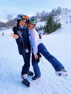 Preppy Ski Outfits, Preppy Snowboarding, Ski Fits Aesthetic, Cute Skiing Pics, Cute Ski Pictures, Preppy Winter Fits, Preppy Skiing, Ski Poses, Preppy Poses