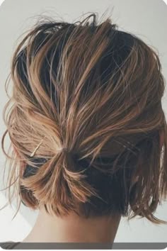 Simple Hairstyles For Short Hair, Bun Styles, Simple Hairstyles, Short Hair Trends, Hairdos For Short Hair, Hair Trend, Short Hair Styles Easy, Good Hair Day, Hairstyles For Short Hair