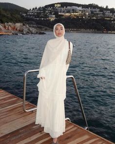 White Hijab Outfit, Hijab Summer Outfits, Hijab Outfit Summer, Hijabi Dresses, White Hijab, Elegant White Dress, Outfit For Summer, Honeymoon Outfits