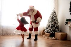 Photos With Santa Ideas, Professional Santa Photos, Santa Claus Photo Shoot, Christmas Photos With Santa, Christmas Mini Session Ideas Indoor, Santa Photoshoot, Santa Minis, Santa Sessions