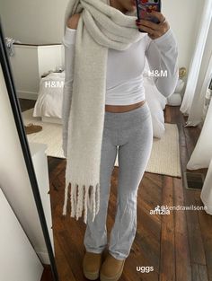 Flared Legging Outfit, Stile Blair Waldorf, Adrette Outfits, Lounge Outfits, Look Legging, Look Adidas, Looks Pinterest, Clothing Aesthetic, Skandinavian Fashion