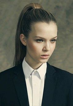 School hairstyles should be simple and easy to make, but still interesting and unique. Whether you have long or short hair, you can use one of these Ponytail Trick, Job Interview Hairstyles, Interview Hairstyles, High Ponytail Hairstyles, Look Formal, 2015 Hairstyles, Work Hairstyles, Slick Hairstyles, Back To School Hairstyles