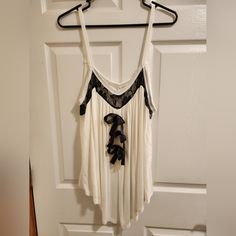 2x Ivory High-Low Cami Blouse By Rosegal Has A Black Lace Strip In Front And Three Black Bows Down The Middle. This Beautiful Tank Is Low In The Front And Higher In The Back. Very Soft And Very Flowy. Would Be Great As A Maternity Camisol Or A Blouse Paired With A Jacket Or Sweater. New With Tags Flowy Lace Trim Tops For Daywear, Cream Sleeveless Daytime Top, Cream Sleeveless Top For Daytime, White Flowy Cami Top, White Cami Blouse For Daywear, White Flowy Top For Daytime, Flowy White Top For Daytime, White Camisole Blouse For Beach, White Flowy Blouse For Daywear