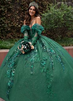 Emerald Quinceanera Dress, Emerald Green Quince Dress, Dark Green Quinceanera Dresses, Quince Outfit, Emerald Green Quinceanera Dresses, Green Quince Dress, Green Quinceanera Theme, Quinceañera Photoshoot Ideas, Quinceanera Dresses Green