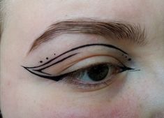 Black Graphic Liner, Alt Eyeliner, Goth Makeup Looks, Eye Ideas, Artsy Makeup, Graphic Liner, Goth Makeup