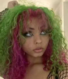 Pink And Green Hair Black Women, Pink And Green Hair Dye Ideas, Teal Curly Hair, Green Hair Inspiration, Dyed Hair Curly, Hair Color Ideas For Curly Hair, Green Natural Hair