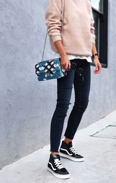 Aprovecha estos días fríos para vestirte con estos outfits. Estilo Vans, Outfits Con Jeans, Vans Outfit, Pink Knit Sweater, Outfit Jeans, Mode Casual, Looks Street Style, Holiday Outfit, Outfit Women