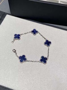 Van Cleef Aesthetic, Products Aesthetic, Stile Blair Waldorf, Van Cleef And Arpels Jewelry, Aesthetic Skincare, Clover Jewelry, Expensive Jewelry Luxury, Wrist Jewelry, Luxe Jewelry