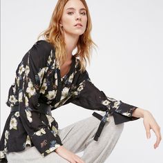 Nwt Free People Tuscan Dreams Tunic Top Size Xs Beautiful Floral Print Reposhing Measurements: 24” Pit To Pit, 27” Front Length, 31.5” Back Length Free People Black, Tunic Top, Black Green, Free People Tops, Tunic Tops, Checks, Free People, Floral Print, Floral Prints