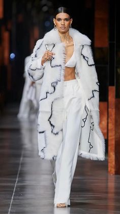 Fendi Spring 2022, Look Gatsby, Fendi Fashion, Looks Street Style, Mode Inspiration, London Fashion Week, Milan Fashion Week, Look Fashion