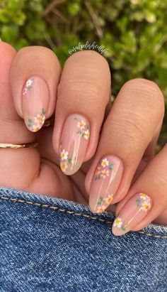 Get inspired with these trendy and vibrant summer nail designs! Discover step-by-step tutorials and tips for a perfect summer manicure. #SummerNailDesigns #SummerNails #SummerNailArt #SummerVibesNails Trendy Nail Art Summer, Summery Nails, Uñas Acrilicas, Oval Nails, Minimalist Nails, Floral Nails, Short Acrylic Nails, Nail Arts