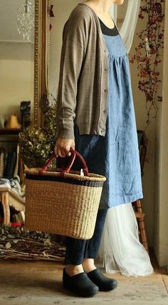 Spring Outdoor Outfits, Boho Chic Fall Outfits, Granny Chic Fashion, Clogs Outfit, Estilo Hippy, Granny Chic, Wise Women, Happy Days, Spring Wardrobe