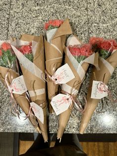 candy bouquet, coquette, bow, roses, candy roses, sour belt roses, diy flower bouquet, diy flower, candy flower, diy gift tag, diy bow gift tag, cute candy, cute friend gift, galentines #candy #bouquet #flowers #diy #galentines #aesthetic Flower Bouquet With Candy, Galentines Gifts Idea Diy, Flower Candy Bouquet, Galentines Aesthetic