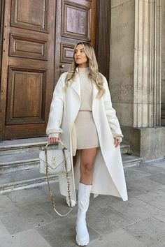 Elegantes Party Outfit, Preppy Chic Outfits, Outfit Old Money, White Coat, White Boots, Looks Chic