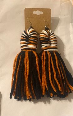 These tiger print earrings will set the perfect attire. Tassel Earrings Diy, Yarn Earrings, Diy Tassel Earrings, Diy Earrings Easy, Denim Earrings, Fabric Earrings, Diy Tassel, Earrings Diy, Earring Display