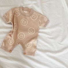 Baby Fashion Newborn, Hipster Baby Clothes, Style For Spring, Baby Clothes Organization, Nursing Fashion, Neutral Baby Clothes, Gender Neutral Baby Clothes, Wooden Buttons, Baby Life