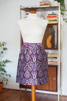 A beautiful vintage mini skirt from the 1970s! Made of brocade with a groovy paisley print in purple and gold. A truly unique and special item. Features: - Boho paisley print - Purple, gold, red and black - A-line - Zipper closure - Brand: Malbe Original, made in USA Condition: Excellent vintage condition. Size: EU 36/ US 4 / Small (I used this size guide to determine this: https://www2.hm.com/en_us/customer-service/sizeguide/ladies.html)  Measurements: Waist: 66cm / 25.9 inch Hips: 94cm / 37 in Vintage Purple Lined Skirt, Vintage Lined Flared Mini Skirt, Vintage Flared Mini Skirt With Lining, Vintage Lined Mini Skirt, Boho Paisley, Gold Skirt, 70s Hippie, Skirt Vintage, Vintage Purple