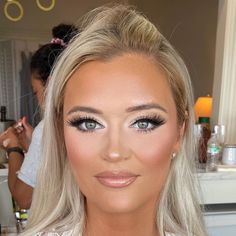 Pearl Wedding Makeup, Bridal Make Up Blonde Blue Eyes, Blonde Hair Blue Eye Bridal Makeup, Sultry Makeup For Blue Eyes, Pink Bridal Makeup Looks, Blonde Blue Eye Bridal Makeup, Blonde Hair Blue Eye Bride Makeup, Blonde Wedding Makeup, Bridal Makeup For Green Eyes Blonde Hair