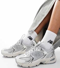 Schoenen van New Balance Exclusief bij Asos Model met laag profiel Met treklusje aan achterkant om makkelijk aan te trekken Sluit met veters Gewatteerde tong en kraag Kenmerkend New Balance-logo ABZORB-tussenzool absorbeert schokken door middel van een combinatie van demping en compressieweerstand Loopzool van slijtvast rubber Gripprofiel met textuur Code leverancier: MR530ASG New Balance 530 Trainers, City Break Outfit, Balance Logo, Luxury Gifts For Her, Logo New, Trainer Heels, Gym Gear, Wide Jeans, White Trainers