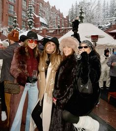 Aspen Inspired Outfit, Skijoring Outfit, Aspen Colorado Fall Outfits, Aspen Apres Ski, Aspen Outfits Fall, Aspen Fall Outfits, Aspen Fashion Winter Chic, Cold Bachelorette Party Outfit, Aspen Winter Outfits