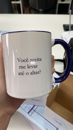 a person holding a coffee mug with the words voce necita me levi ate o altar?