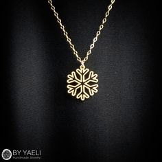 This sweet and tiny snowflake perfect as everyday necklace, or as Christmas gift. ★ Comes in our signature gift box, ready for gift giving. ★ Available in Gold [18k gold-filled chain & 18k gold plated brass pendant] ★ Pendant size is 0.70"x 0.70” (17 x 17mm). Thanks for shopping at ByYaeli ♥ All images, texts ... Tiny Snowflake, Necklace Snowflake, Snowflake Jewelry, Tiny Necklace, Mountain Jewelry, Solitaire Diamond Pendant, Snowflake Necklace, Gold Snowflake, Nature Necklace