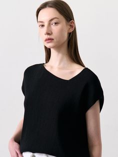 This is L’oiE’s unique-looking sleeveless knit top. Made with viscose rayon fibers, it provides a comfortable fit without pilling. Its wrinkle-resistant material makes it easy to store. With its cool touch, it's suitable for wearing even in the summer.- It's a great item for daily wear- You can pair it with various styles of bottoms to create different looks- Its clean design allows it to easily match any outfit and add a touch of sophistication Sleeveless Knit Top, Sleeveless Knit, Viscose Rayon, Clean Design, Knit Top, Daily Wear, Comfort Fit, Knitting, How To Wear