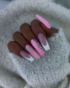 Pink Christmas Nail, Pink Christmas Nails, French Tip Nail Art, Christmas Nail Ideas, Golden Nails, French Tip Nail Designs, French Nail Designs, Blush Tones