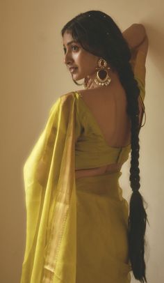 Women In Saree Aesthetic, Hairstyles With Saree, Saree Hairstyles, Simple Sarees, Indian Photoshoot, Indian Dresses Traditional