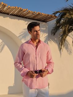 100% Pure Linen Pink Men's Shirt. Made entirely with natural linen. Long-sleeve men's linen shirt, ideal for the summer season with its breathable linen fabric. Linen Outfit Men, Linen Menswear, Pink Linen Shirt, Summer Fits Men, Pink Shirt Outfit, Pink Shirt Men, Linen Shirt Outfit, Men Linen Shirt, Longsleeve Men