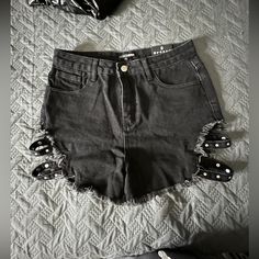 These Cute Jean Shorts Are A Size Too Small For Me. They Are Brand New With Original Tags Still Attached To Them #Metal #Jeanshorts Diy Jean Shorts, Sick Fits, Goth Shorts, Vampire Vibes, Cute Jean Shorts, Y2k Grunge Outfits, Grunge Fits, School Fit