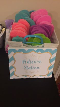 Pedicure station Nail Technician Room, Diy Spa Party, Pedicure Party, Beauty Bar Ideas, Pedicure Designs Summer, Spring Pedicure, Nail Room Ideas, Home Beauty Salon