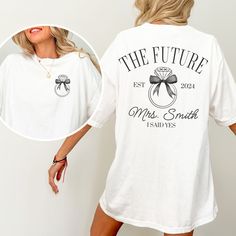 ORDER BY DECEMBER 10TH TO ENSURE CHRISTMAS DELIVERY.  ORDERS WILL STILL BE ACCEPTED AFTER THIS DATE, AND WILL BE PROCESSED AS SOON AS POSSIBLE, BUT MAY NOT ARRIVE BEFORE CHRISTMAS DAY.  PLEASE PLAN ACCORDINGLY AS REFUNDS WILL NOT BE PROVIDED FOR ORDERS THAT ARE DELIVERED WITHIN THIER ESTIMATED WINDOW.   Did you recently get engaged?  This custom FUTURE MRS Comfort Colors® t-shirt is the perfect way to show your excitement for your newly engaged status.  The addition of your future last name make White Text Print Top For Anniversary, White Letter Print Shirt For Anniversary, Bride Shirt Ideas, Engagement Gifts Newly Engaged, Engaged Shirts, Mrs Shirt, Newly Engaged, Personalized Bride, Engagement Gifts