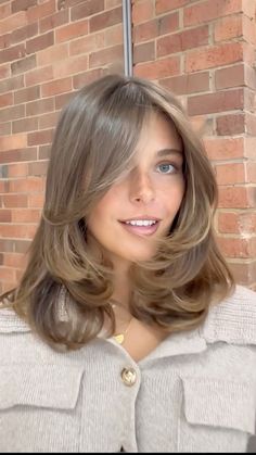 Short Collarbone Length Hair, Short Layered Brunette Hair, Eloise Mummé Hair, Layered Haircuts For Medium Hair 2024, Butterfly Cut Fine Hair, 90s Layered Lob, Mouse Brown Hair With Highlights, Short Honey Brown Hair, Old Money Brown Hair