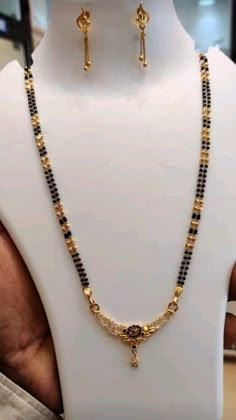 Thalli Chain Designs Gold, Thalli Chain Designs Gold Latest, Gold Mangalsutra Designs Indian, Black Beads Designs, Chain Designs Gold, Gold Black Beads, Gold Reference, Pretty Gold Necklaces