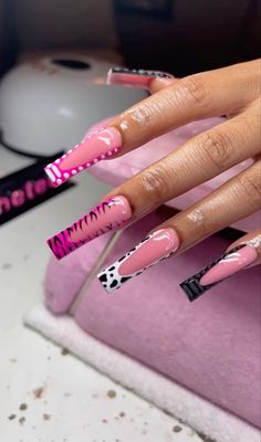 Simple Freestyle Nails, Back To School Nails Medium, Pink Packaging Ideas, Nail Tech Tattoo, Lipgloss Small Business, Long Nails Glitter, Nail Inspo Back To School, Business Packaging Ideas