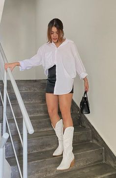 Tall White Cowgirl Boots Outfit, Outfits For Mexico In December, Outfit Six Flags, Outfit Con Cowboy Boots, Black And White Cowboy Boots Outfit, White Boots Outfit Cowgirl, Outfits Botas Blancas, Botas Blancas Outfits, White Western Boots Outfit