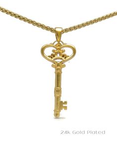 Este collar Key es el regalo perfecto para él y para ella en cualquier época del año.

 Hecho a mano
 Altura del colgante: 4,7 centímetros;
 Ancho del colgante: 1,8 centímetros 


















 El collar con colgante de llave, que simboliza la oportunidad y la autorrealización. Elaborado con cuidado, puedes elegir entre diferentes materiales para el colgante. La cadena adjunta se puede personalizar en material y longitud. Lleva esta llave como recordatorio de tu capacidad para desbloquear sueños. Ideal para uso personal o como regalo significativo, inspira en cada ocasión, perfecto para quienes buscan su camino y potencial. Abraza el símbolo de la llave y deja que guíe tu viaje espiritual, recordándote que las respuestas y la felicidad están a tu alcance. Antique Key Necklace, Key Pendant Necklace, Key Jewelry, Antique Keys, Key Necklace, Perfect Gift For Him, Key Pendant, Perfect Gift For Her, Dainty Necklace