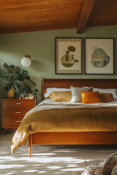 Moody 70s Bedroom, Master Bedrooms 70s, Mid Century Modern Bedroom Aesthetic, Mcm Home Decor, Mid Century Moody, Warm Mid Century Modern, 70s Interior Design Bedroom, Mid Century Maximalism, Eclectic Guest Bedroom