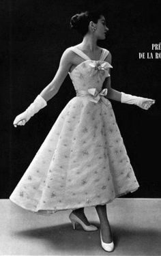 1959 Fashion, Dior Collection, Dior Dress, Fifties Fashion, 50's Style, Look Retro, Fashion 1950s, Bubble Dress, Vintage Gowns