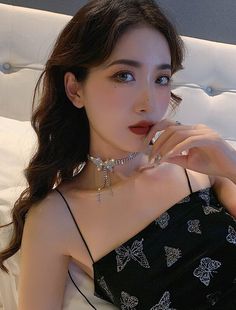 Elegant and stylish Adjustable chain Length: 30 cm Thigh Wrap, Butterfly Rhinestone, Fashion Chingu, Women's Hair Accessories, Chain Accessories, Velvet Clothes, Crystal Choker Necklace, Irene Red Velvet, Bow Necklace