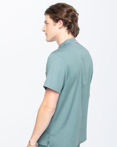 Polished and clean, our Skye top never fails to impress. With 2 chest pockets and 2 side pockets in a sleek design, this top is a tailored classic. Constructed with TENCEL™ Lyocell fibers to inhibit bacterial growth, provide breathability, and enhance comfort. - Classic fit - Modern collar - Total of four pockets ✓ Two front chest pockets ✓ Two side pockets - Side split hem Modern Tops With Patch Pockets For Workwear, Modern Workwear Tops With Patch Pockets, Modern Blue Tops With Pockets, Solid Tops With Pockets For Business Casual, Short Sleeve Tops With Patch Pockets For Work, Tops With Patch Pockets And Relaxed Fit, Casual Tops With Side Pockets For Work, Fitted Tops With Pockets For Business Casual, Modern Collared Tops With Welt Pockets