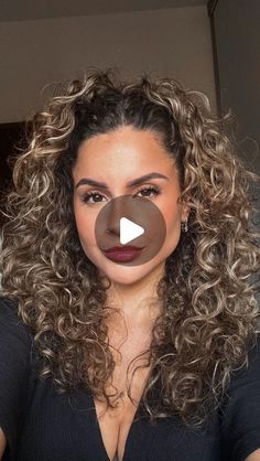 Yasmin Maraia on Instagram: "Esse penteado é de longe um dos meus preferidos, fica um volume maravilhoso, e o cabelo parece que cresceu meio metro 🥰🤭  . . . . . . . #cacheadas #curly #curlyhairstyles #cachos #cacheada #cacheados #penteados #penteadoscacheados #cacheadasinlove #cacheadapoderosa #cacheadailuminada" Quick Natural Curly Hairstyles, Curly Hairstyles Color Highlights, Curly Hairstyles For Holidays, Down Hair Dos, Wedding Guest Hairstyles For Curly Hair, Easy Curly Hairstyles Half Up, Curly Hair Party Hairstyles, Curly Hair Updo Easy, Very Long Curly Hair