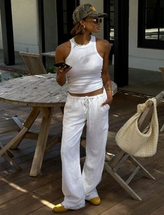 Take on summer in these beach-ready beauties, made from a lightweight linen blend. Flowy, comfortable, and designed to be dressed up or down. Copenhagen Style Summer 2024, Linin Pants, Flowy Pants Outfit Summer, Summer Outfits Pants, Bali Pics, Spain Clothes, Copenhagen Outfit, Linen Pants Outfits, Bali Fits