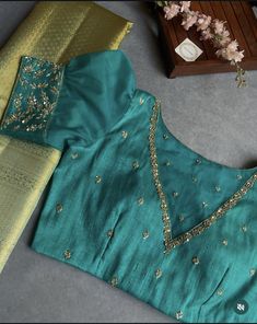 Traditional Green Silk Blouse, Elegant Green Blouse Piece With Traditional Patterns, Traditional Green Blouse With Motifs, Puff Sleeve Blouse Indian Aari Work, Green Semi-stitched Blouse Piece With Intricate Embroidery, Ootd Layout, Blouse Designes, Casual Blouse Designs, Saree Pattern