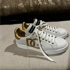 Excellent Quality Worn Once Luxury White Sneakers With Logo Plaque, Luxury Gold Lace-up Sneakers, Chic Gold Leather Sneakers, Designer Gold Lace-up Sneakers, Gold Luxury Sneakers With Metallic Logo, Luxury Gold Sneakers With Metallic Logo, Elegant White Low-top Sneakers, Luxury White Sneakers, Shoes Dolce Gabbana