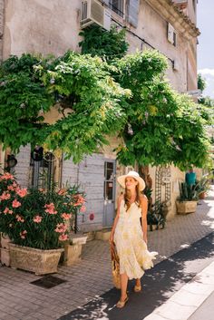 Gal Meets Glam Saint-Remy-de-Provence – Cuyana tank, Novella Royale skirt, Carrie Forbes sandals, Cuyana hat & Mar Y Sol tote Ideas For Farmers Market, Gardens Decor, Farmers Market Outfit, Club Monaco Dress, Romantic Evening, Outfit Trends, 가을 패션